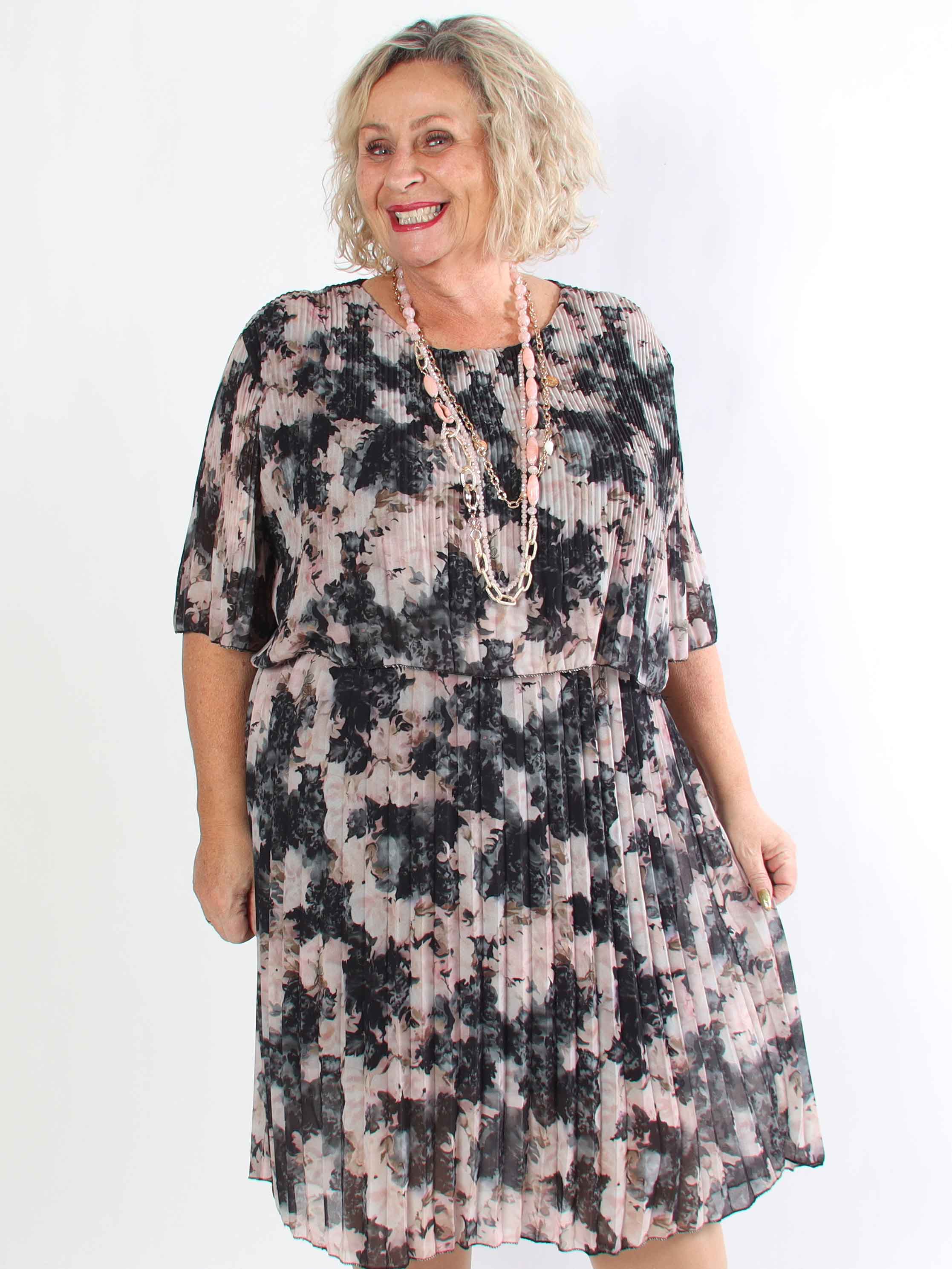 Kristina Flower - Sød blomstret plus size kjole med flæselag